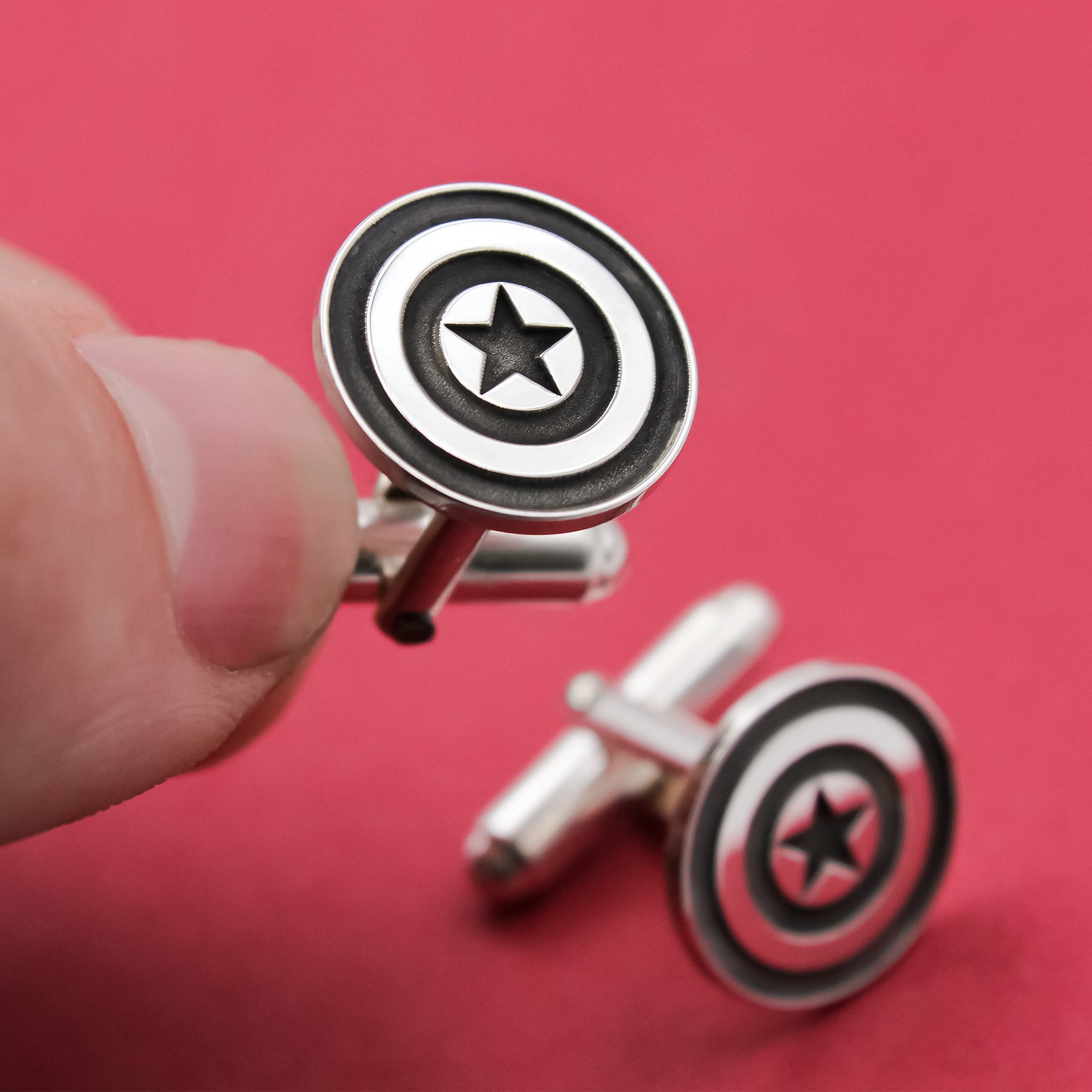 Gemelos de plata con diseño del escudo del Capitán América