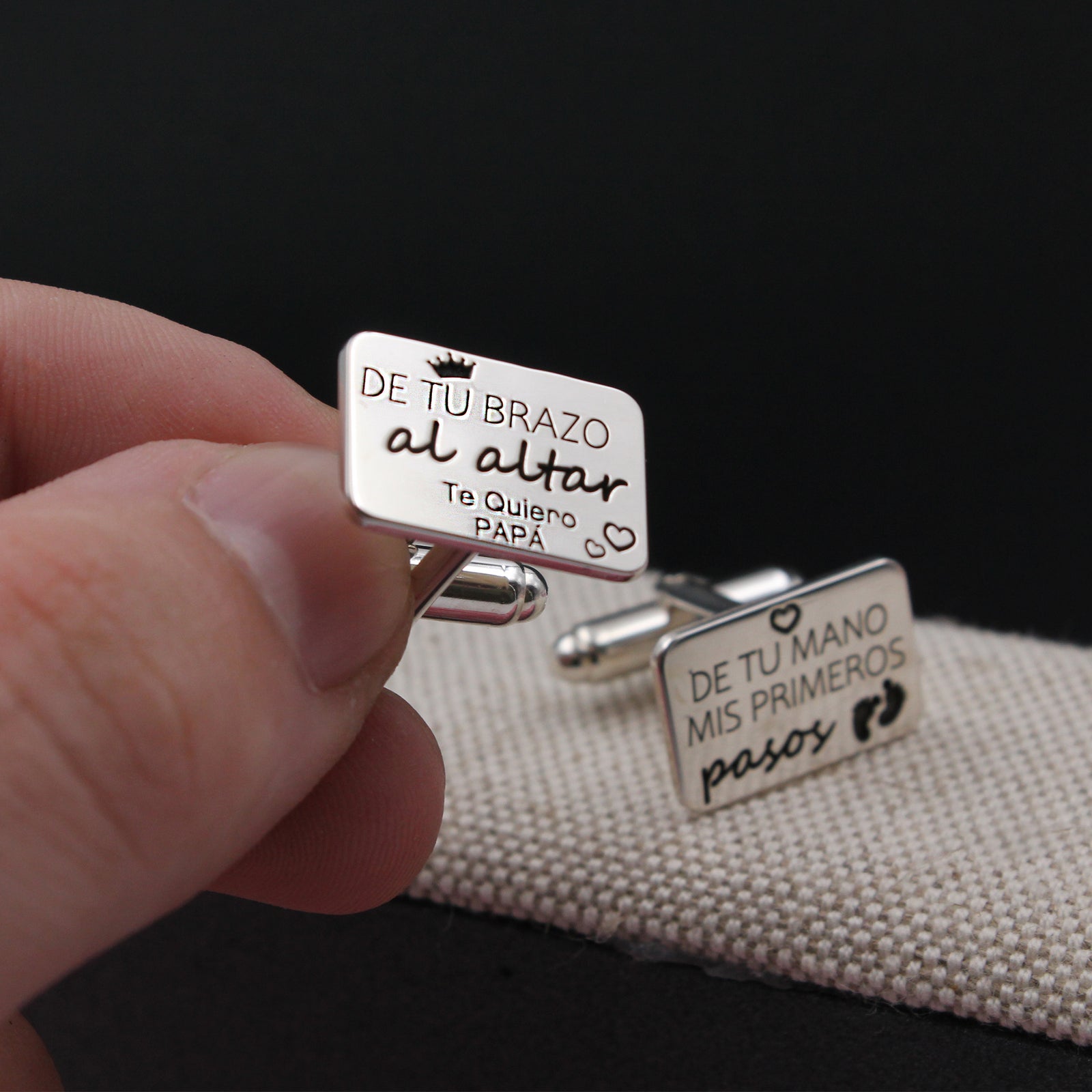 Gemelos de Plata con Mensaje “De tu mano mis primeros pasos, de tu brazo al altar”