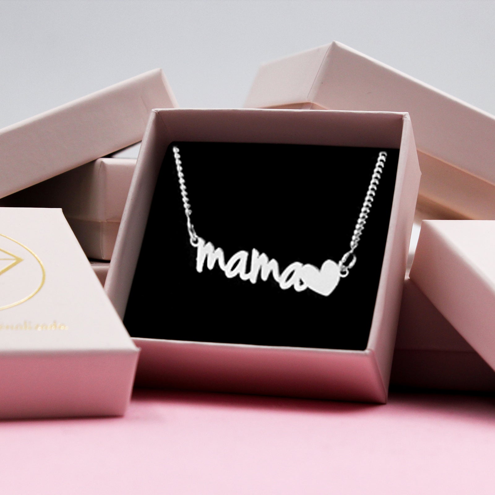 Colgante mamá en plata de primera ley – Joya elegante y simbólica para el Día de la Madre