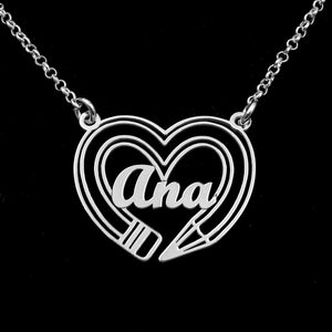 Colgante corazón con lápiz en plata personalizado con nombre – Regalo ideal para profesoras o amantes de la escritura