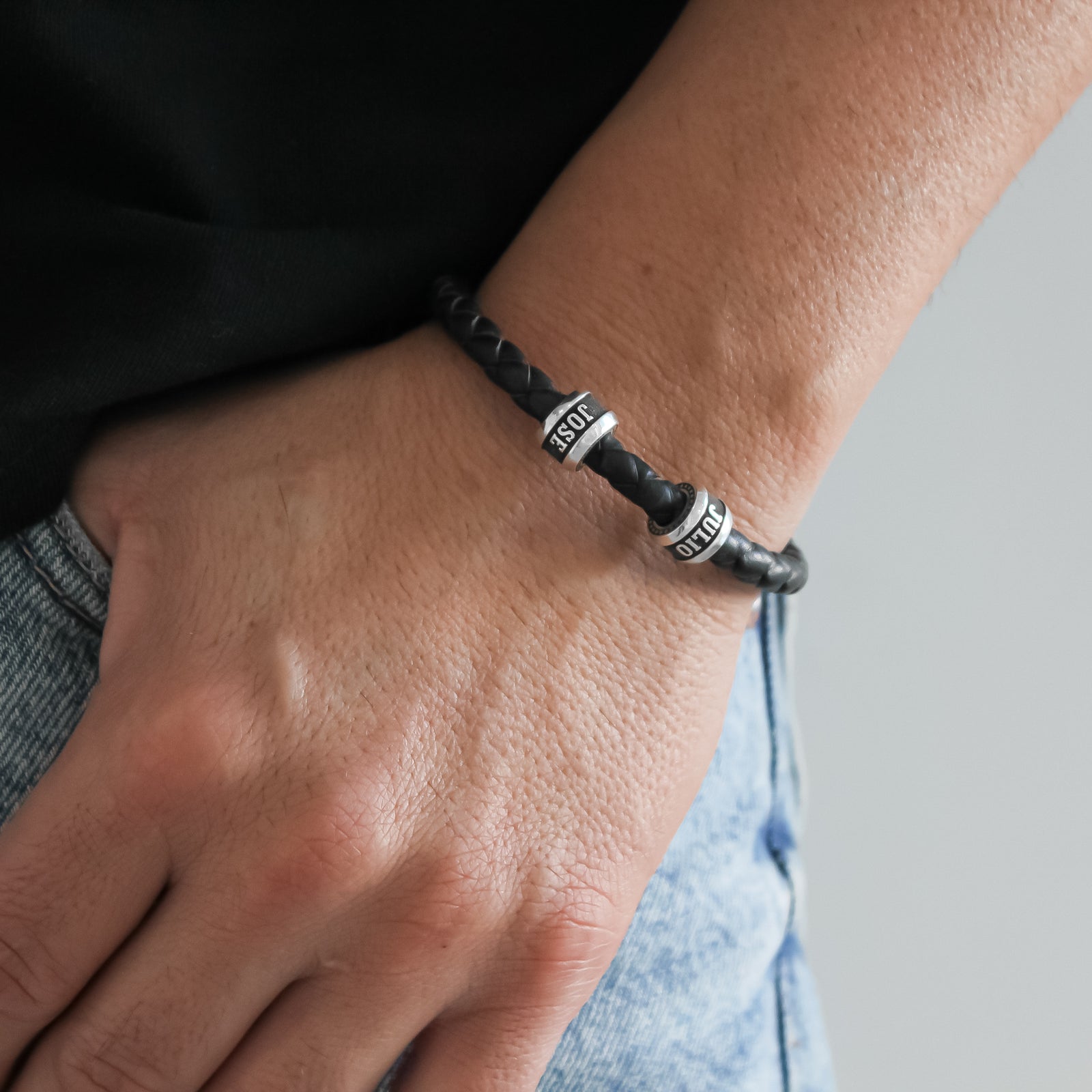 Pulsera de cuero nacional con aros de plata grabados en relieve – Personalizada, artesanal y ajustable