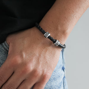 Pulsera de cuero nacional con aros de plata grabados en relieve – Personalizada, artesanal y ajustable