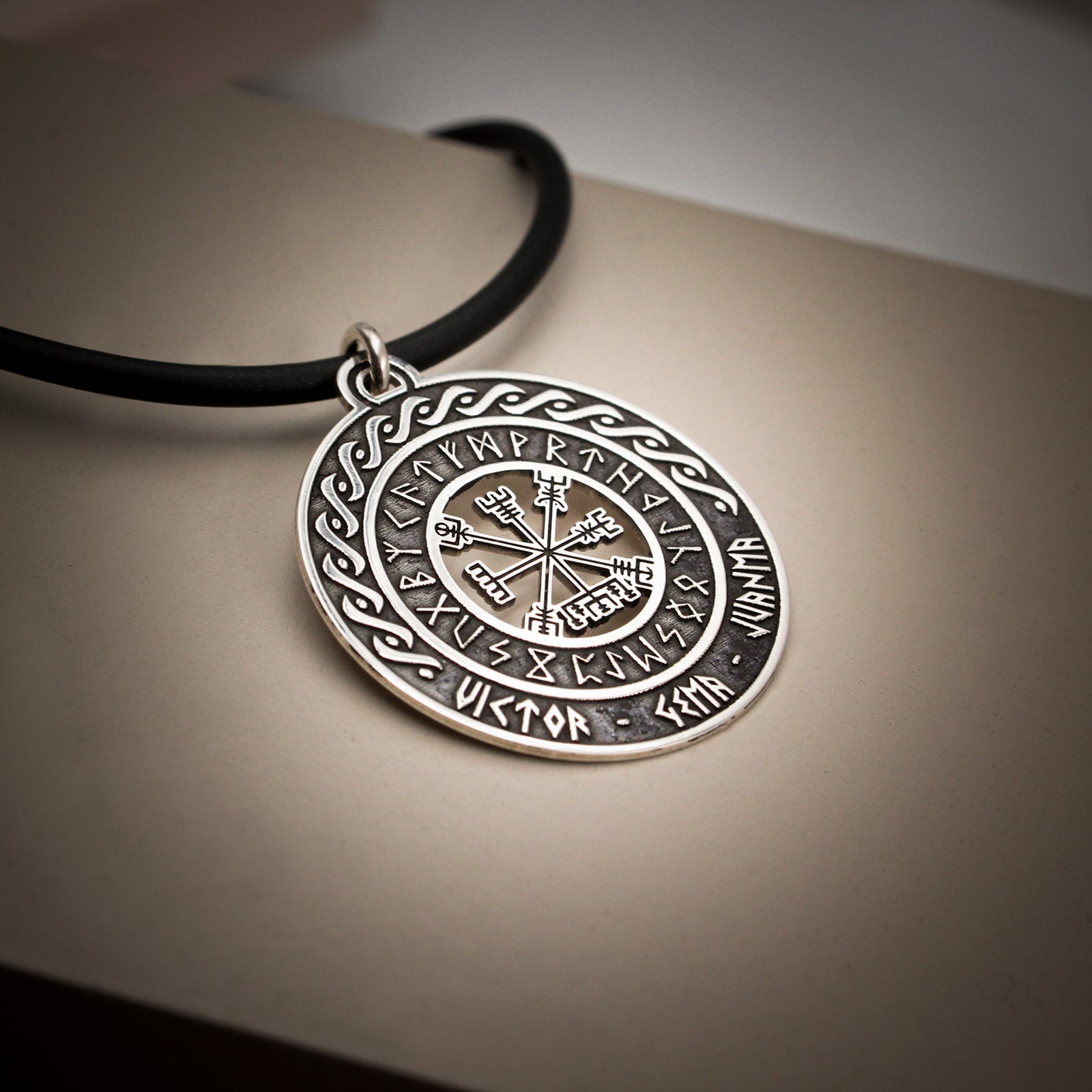 Colgante Vikingo de Plata 925 Personalizado con Nombres – Amuleto Vegvísir