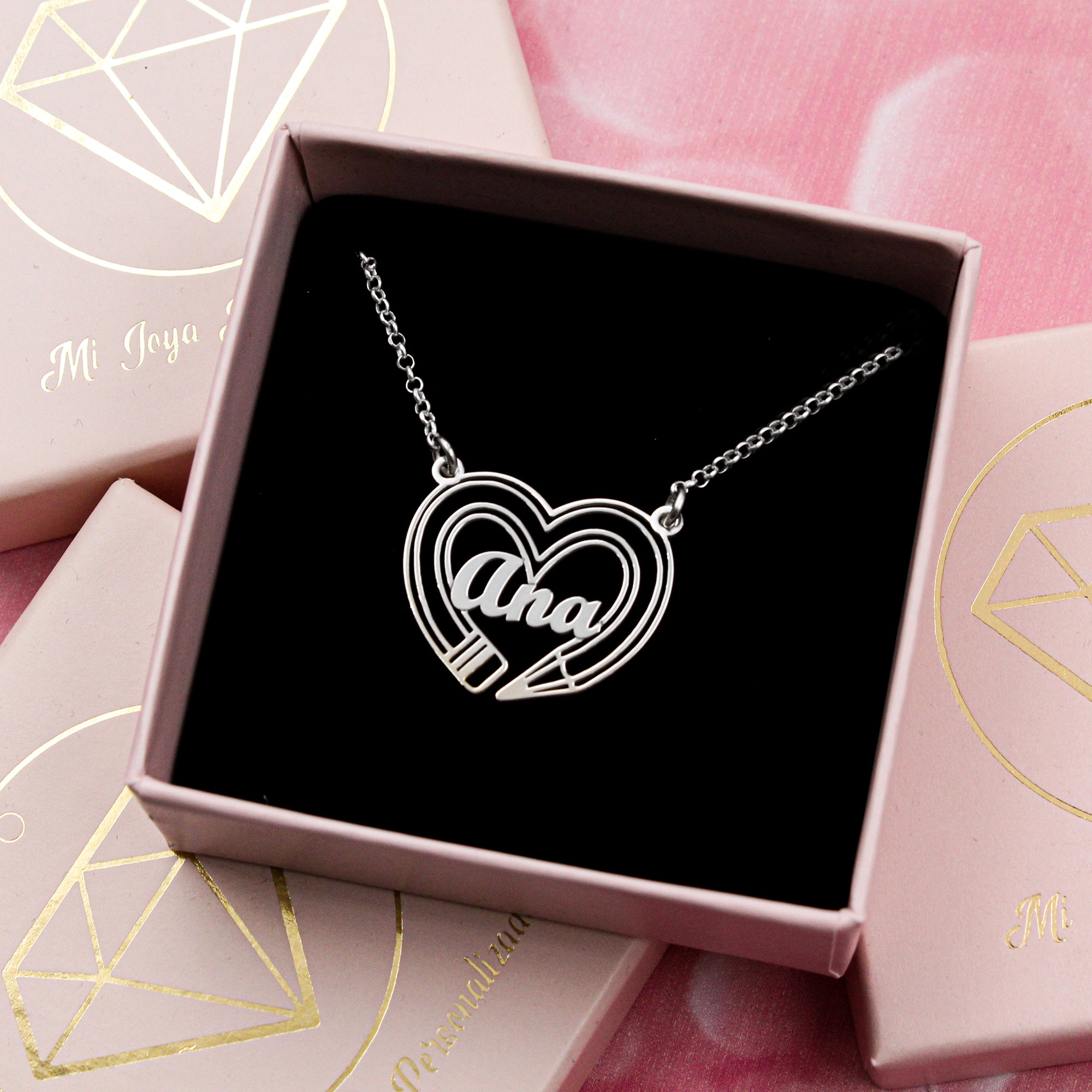 Colgante corazón con lápiz en plata personalizado con nombre – Regalo ideal para profesoras o amantes de la escritura