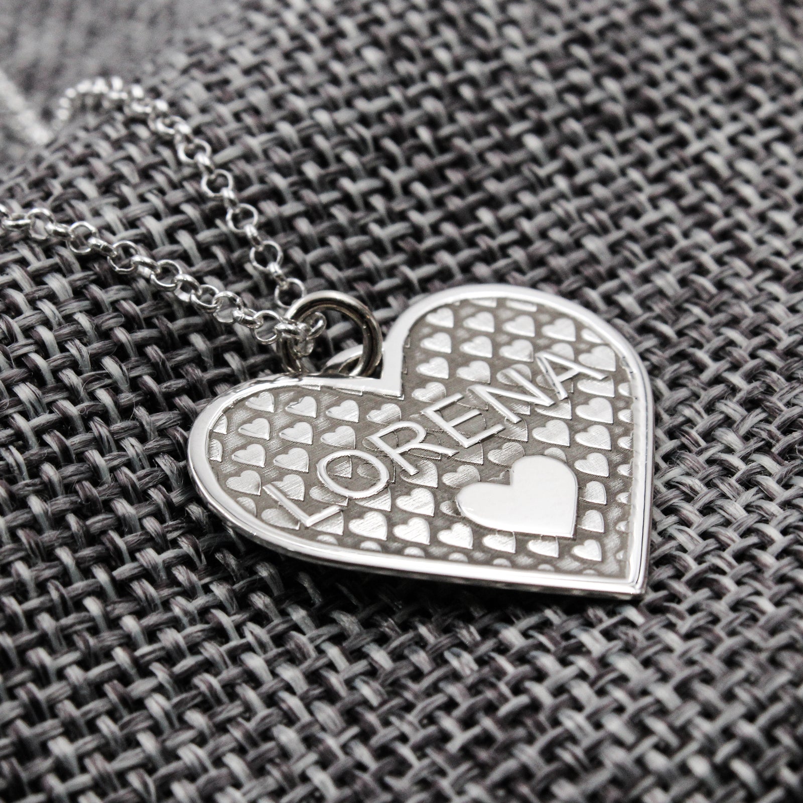 Colgante Corazón de Plata Personalizado con Nombre en Bajo Relieve – Joya Única y Romántica