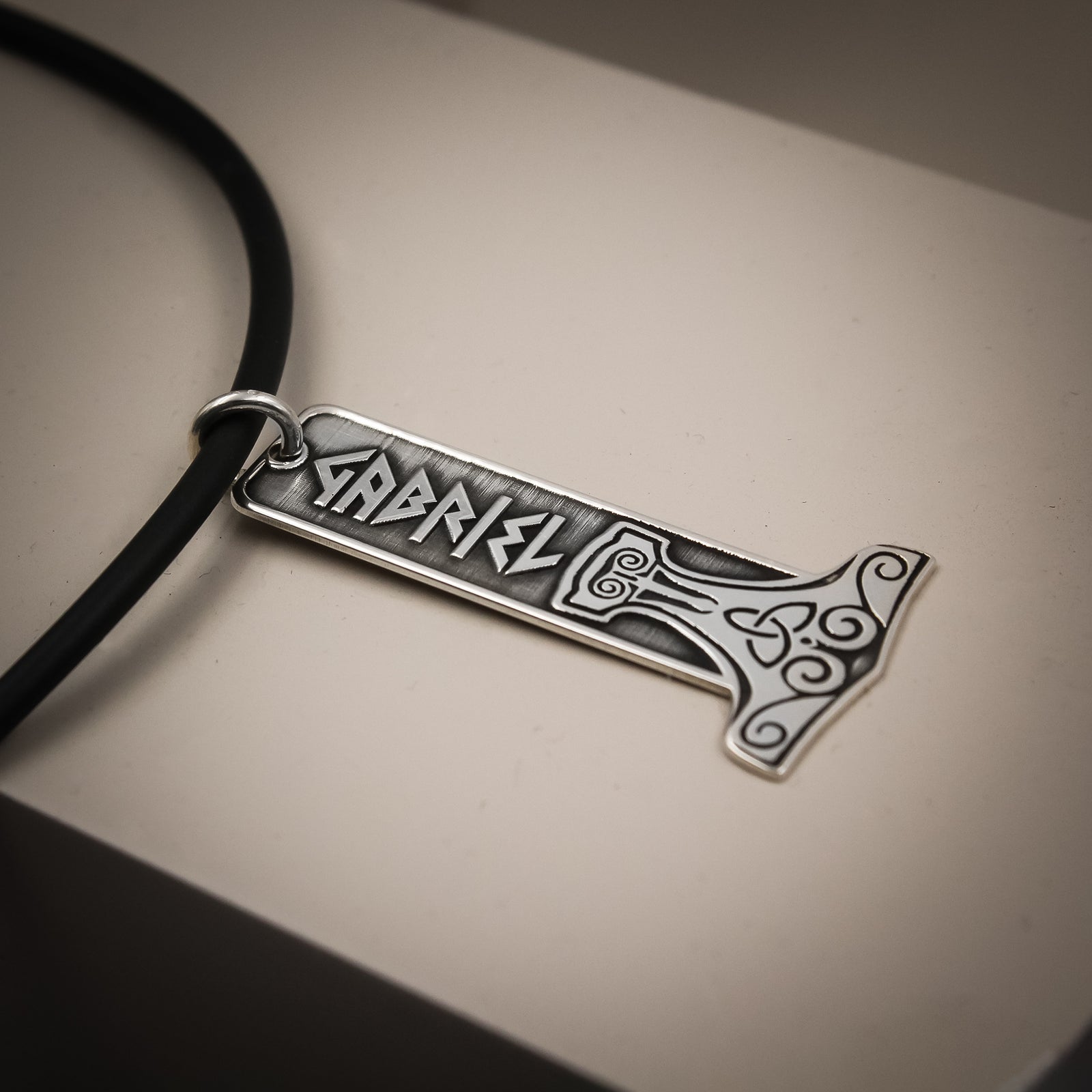 Colgante Mjolnir de Plata 925 Personalizado con Nombre en Runas – Martillo de Thor