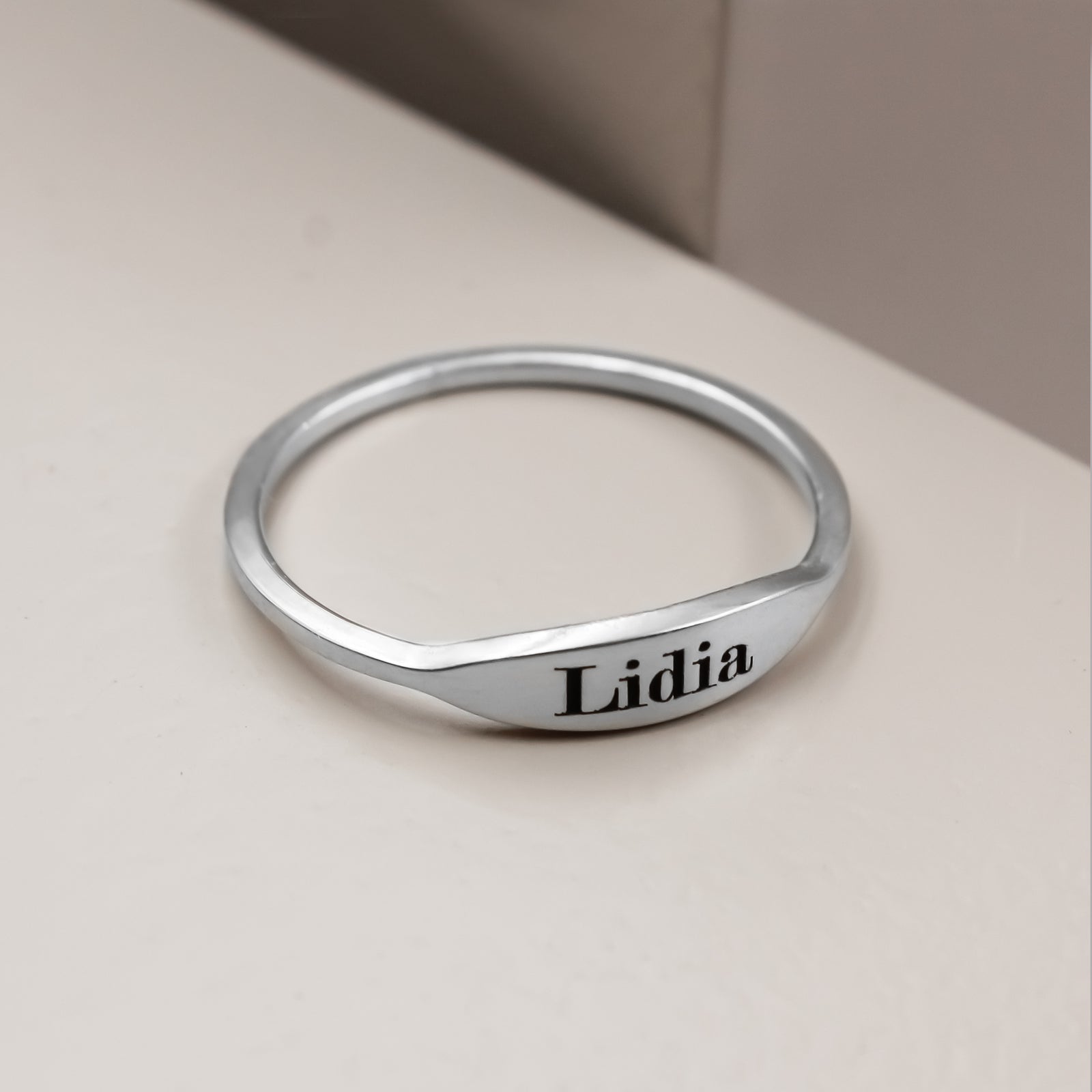 Anillo de plata personalizado con nombre grabado – Joya minimalista de plata 925