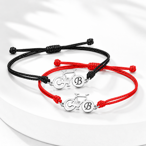 Pulsera de plata y cuero con bicicleta e inicial grabada