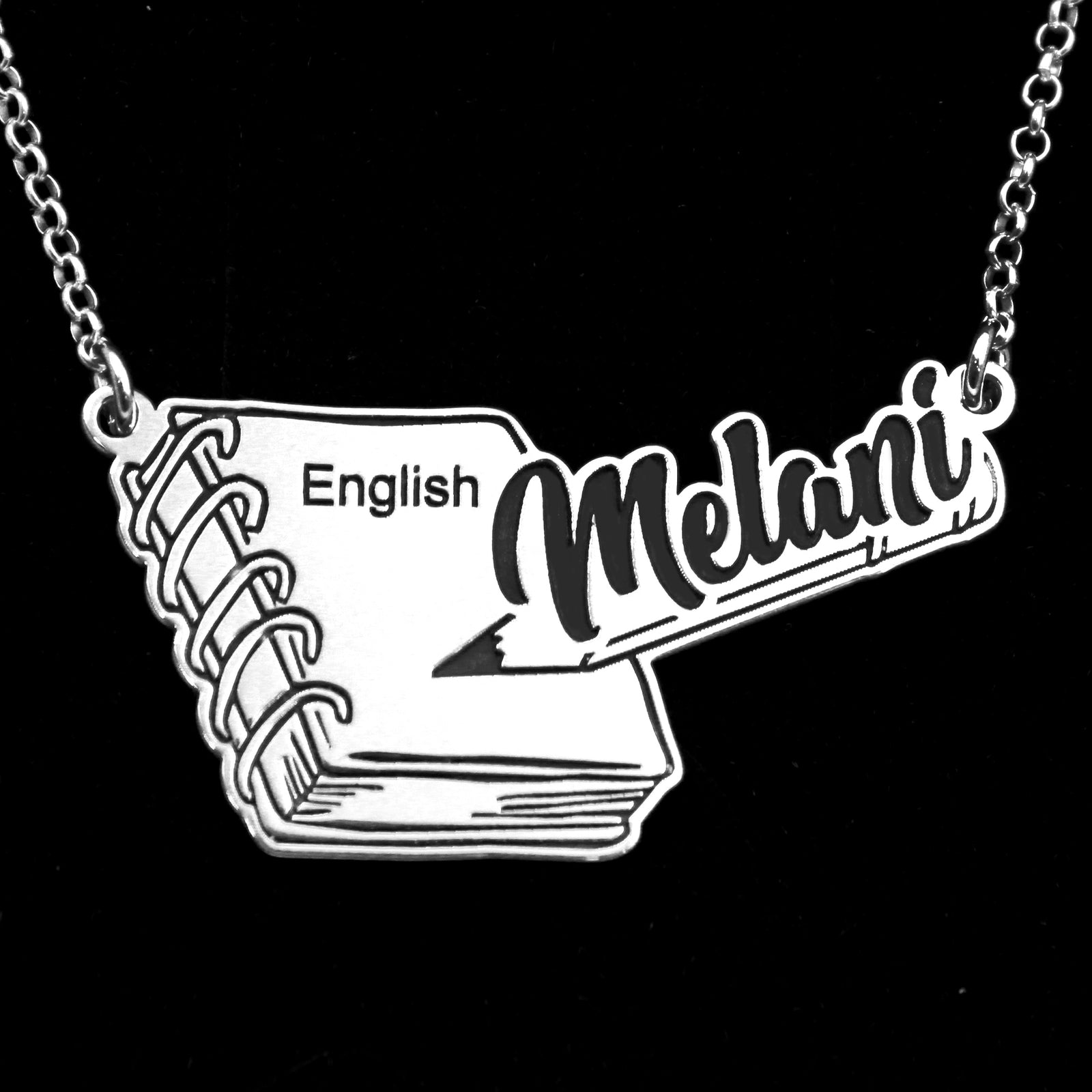 Colgante de plata personalizado para profesoras con nombre y asignatura