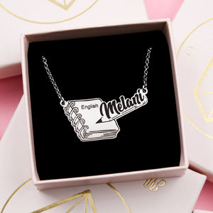 Colgante de plata personalizado para profesoras con nombre y asignatura