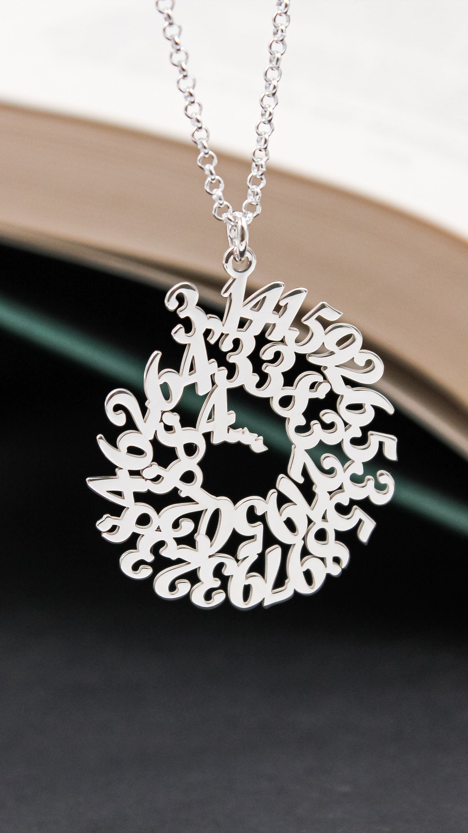 Pendientes de plata con diseño del número Pi – Joyería original para amantes de las matemáticas