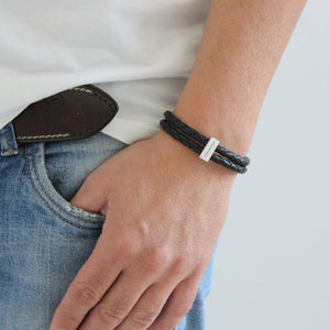 Pulsera de cuero nacional con lingote de plata personalizado – Hecha a mano
