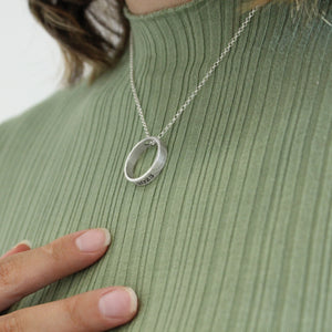 Alianza de plata convertible en colgante