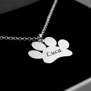Colgante huella de perro en plata personalizado con nombre – Joya para amantes de las mascotas