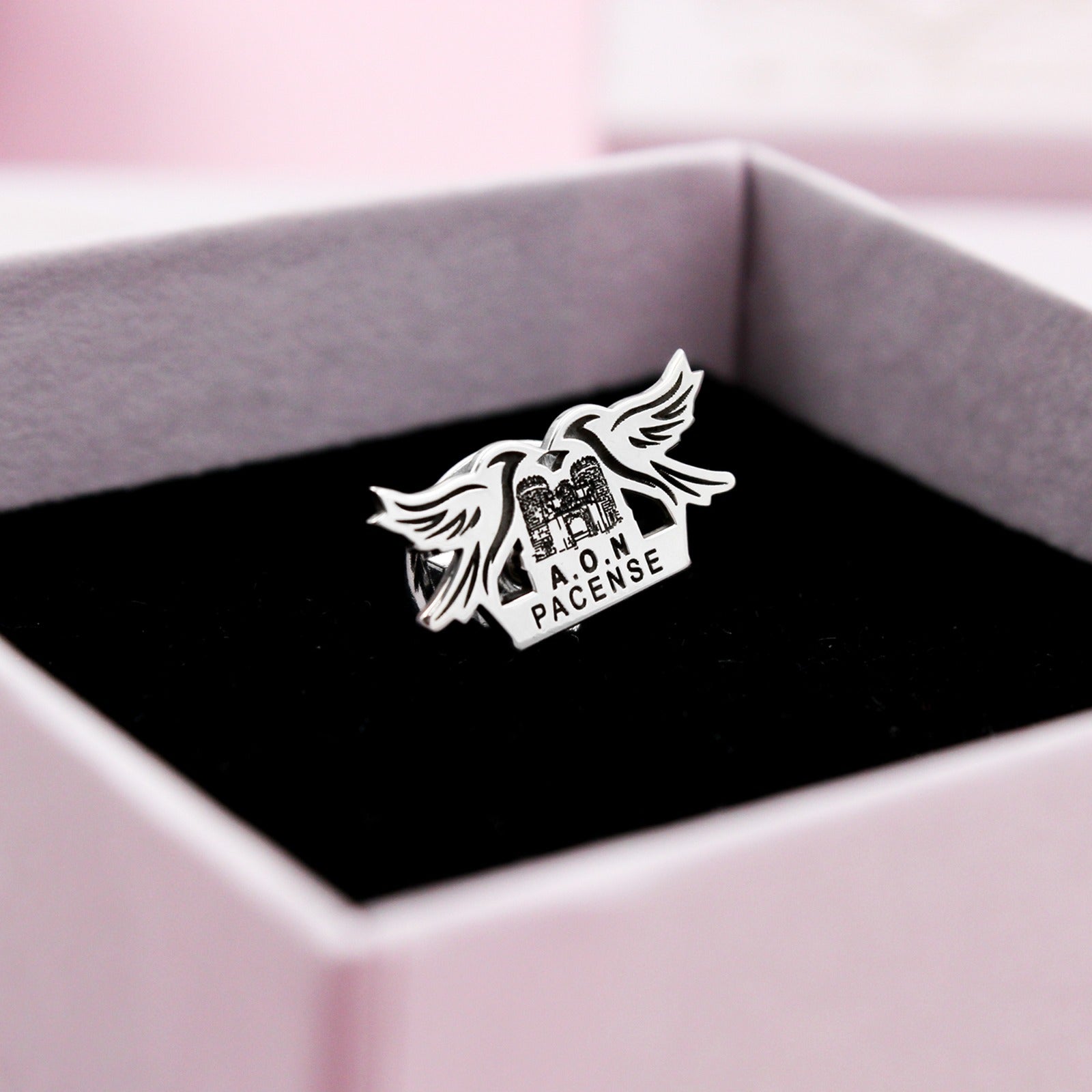 Pin Personalizado en Plata de Ley con Logotipo – Diseño Exclusivo para Empresas, Asociaciones o Eventos