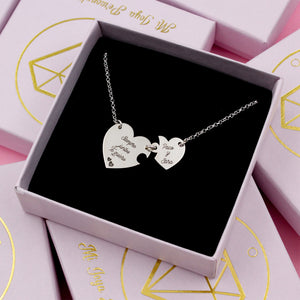 Colgante de pareja en forma de corazón partido en plata – Personalizado con nombres y mensaje grabado