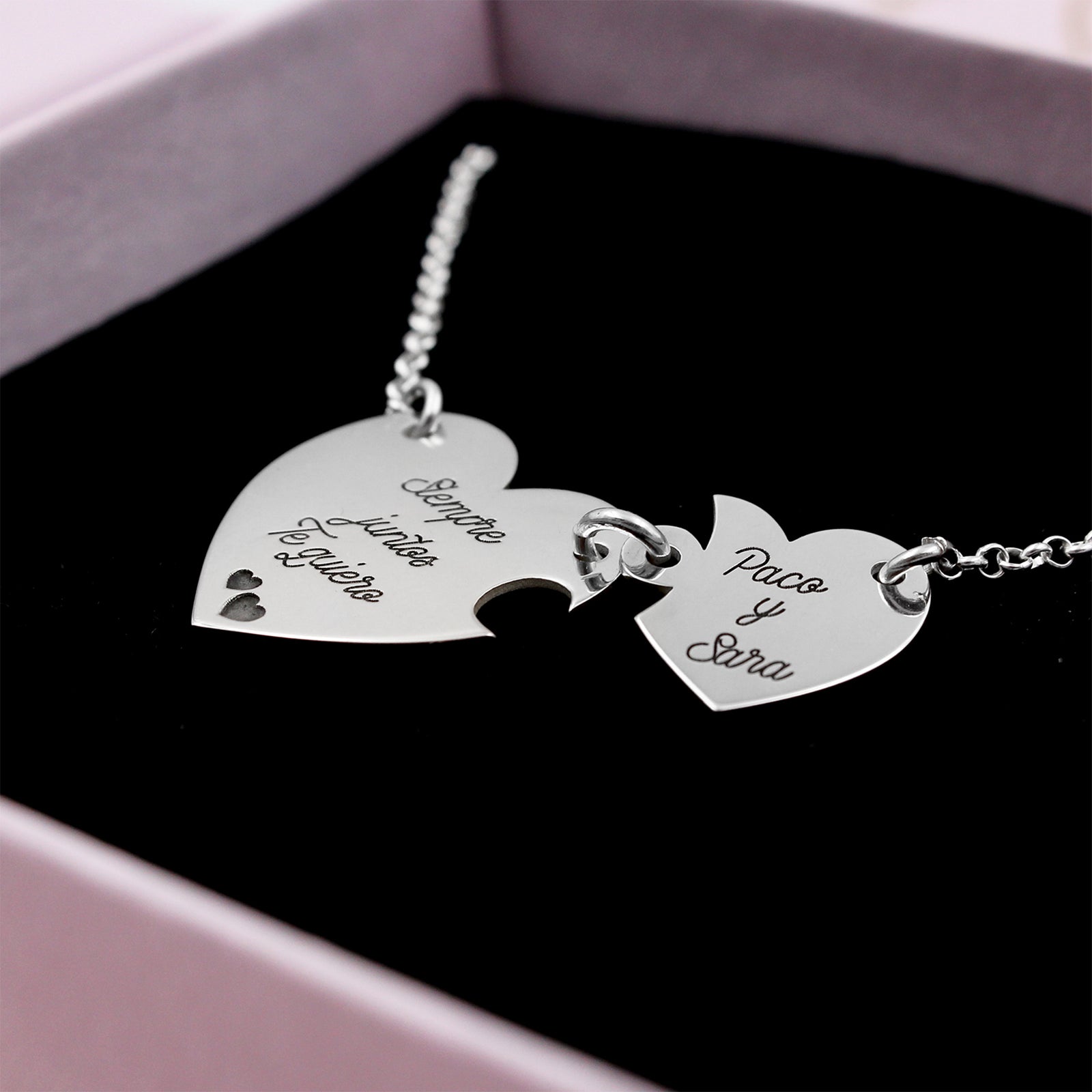Colgante de pareja en forma de corazón partido en plata – Personalizado con nombres y mensaje grabado