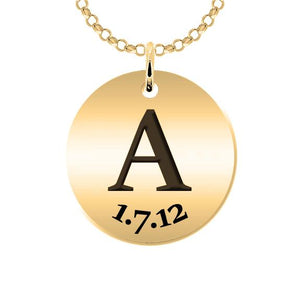 Collar de plata con inicial y fecha grabada chapada en oro