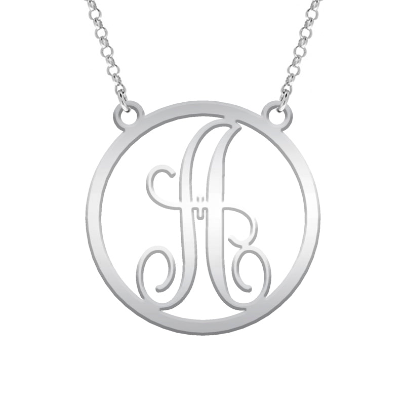 Collar de plata con inicial clásica