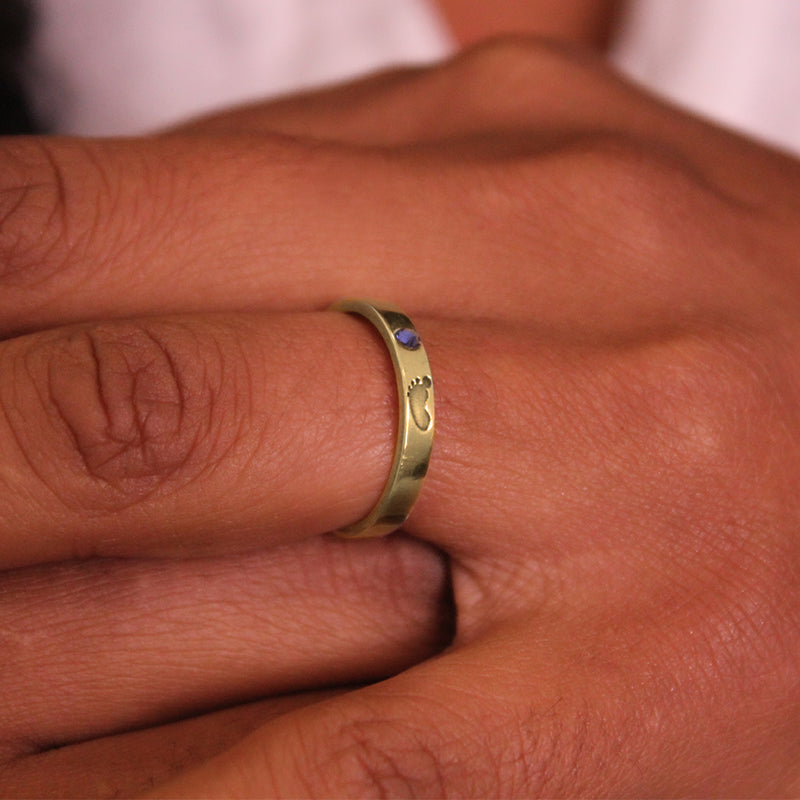 Anillo de plata con huella y piedra de nacimiento chapado en oro