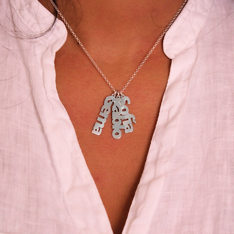 Collar de plata con nombres verticales