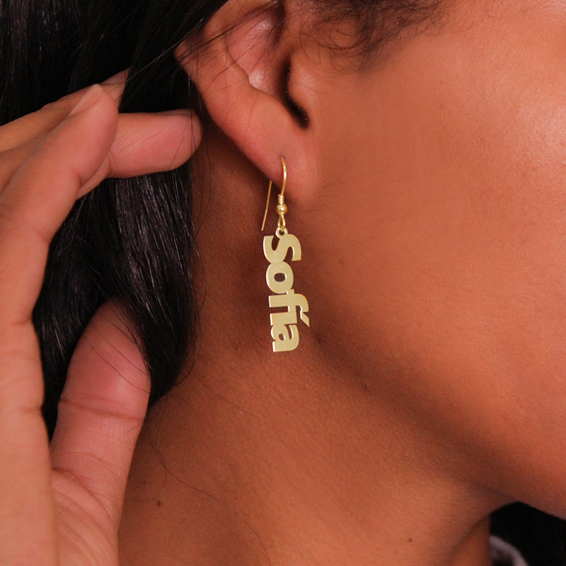 Pendientes de plata con nombre vertical chapado en oro