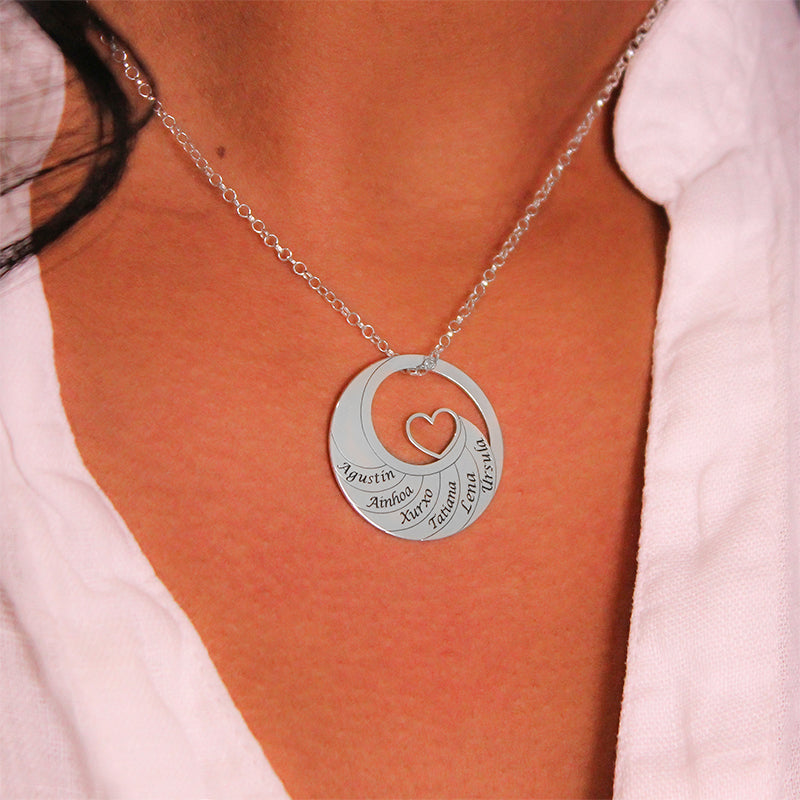 Collar círculo de plata con corazón y hasta 6 nombres