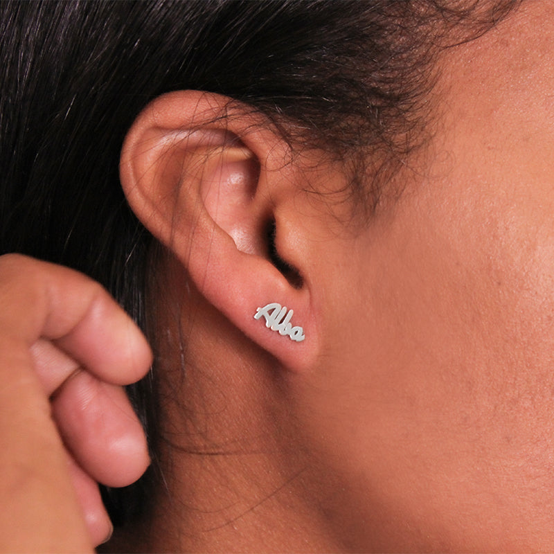 Pendientes pegados de plata personalizados con nombre
