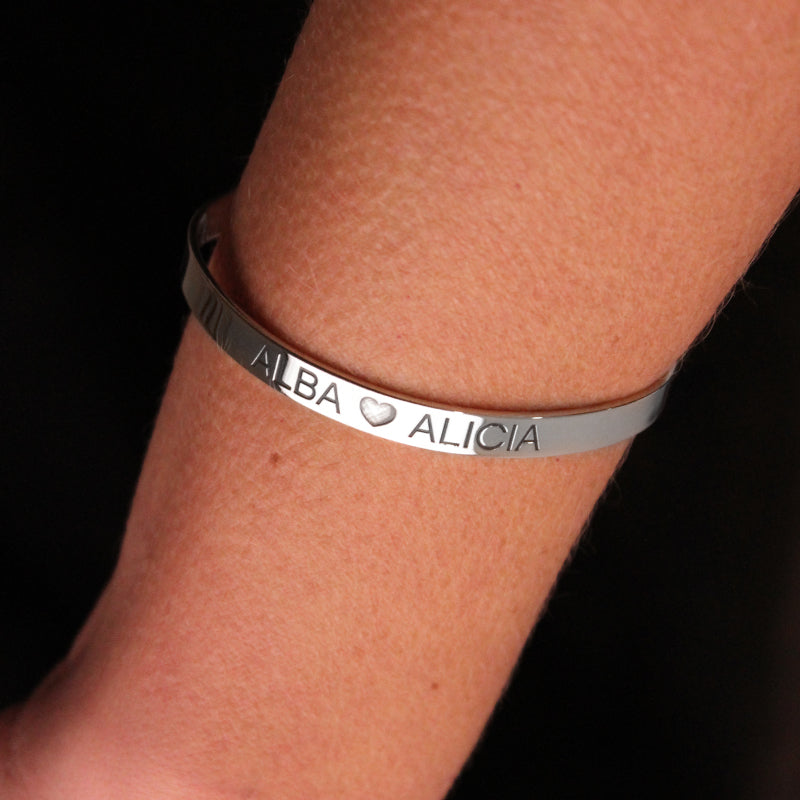brazalete de plata personalizado con nombres y corazon