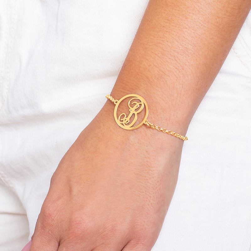 Pulsera de plata con inicial clásica chapada en oro