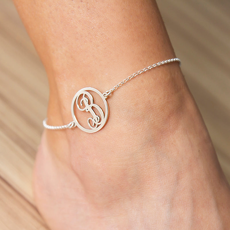Tobillera de plata con inicial clásica