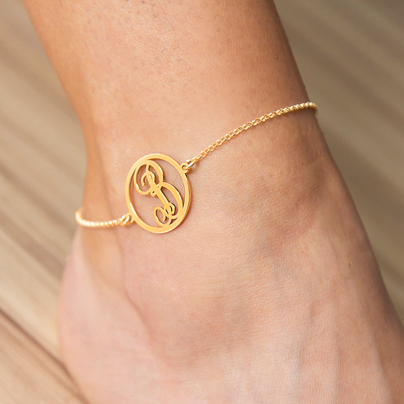 Tobillera de plata con inicial clásica chapada en oro