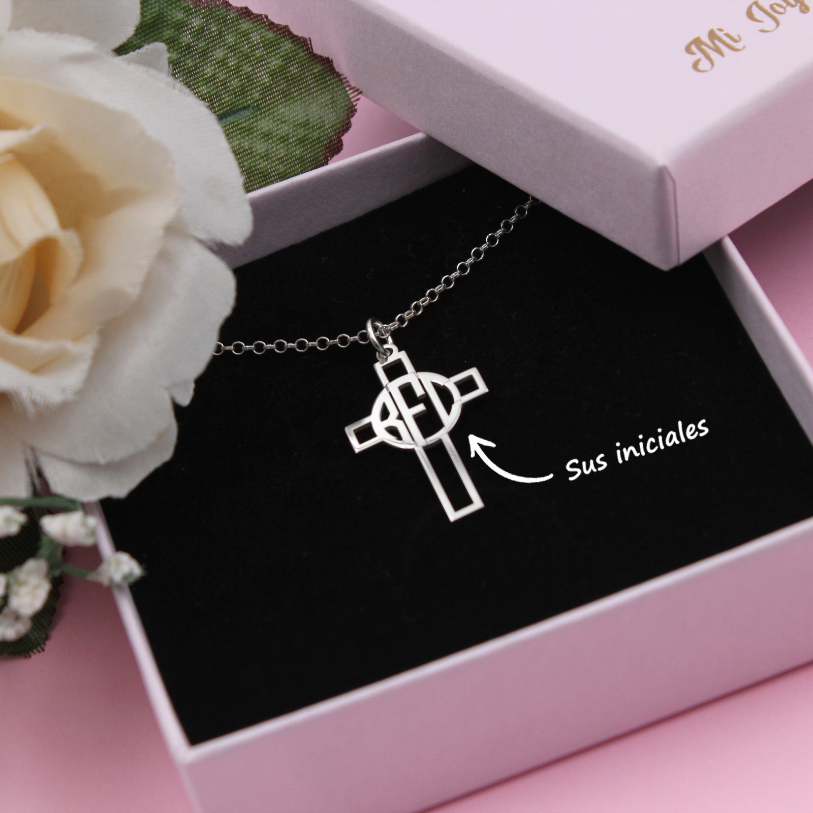 Cruz de plata personalizada con iniciales