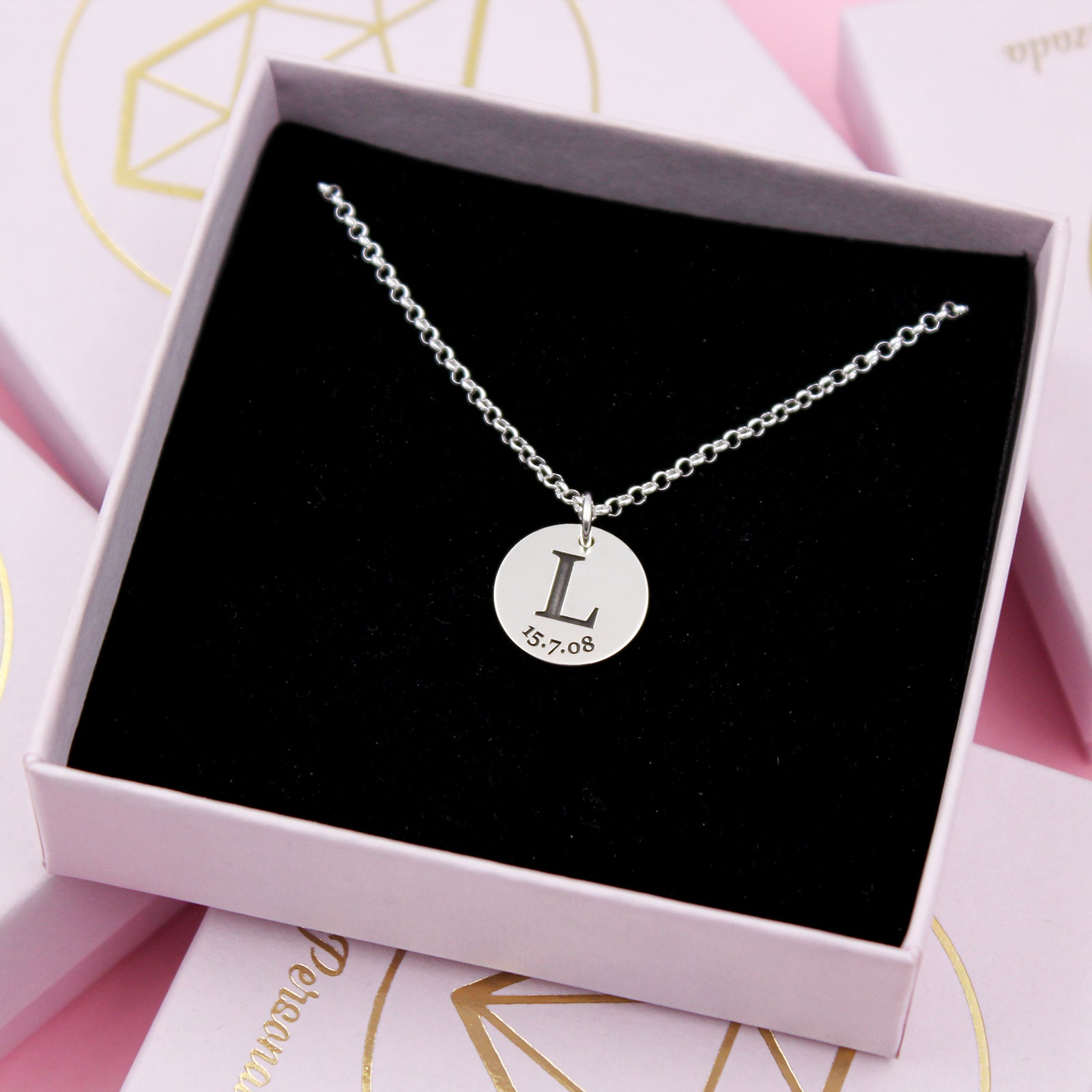 Collar de plata con inicial y fecha grabada