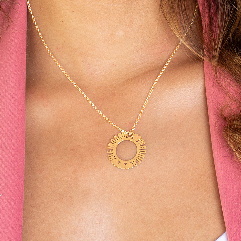 Collar de plata círculo con corazones y hasta 3 nombres chapado en oro