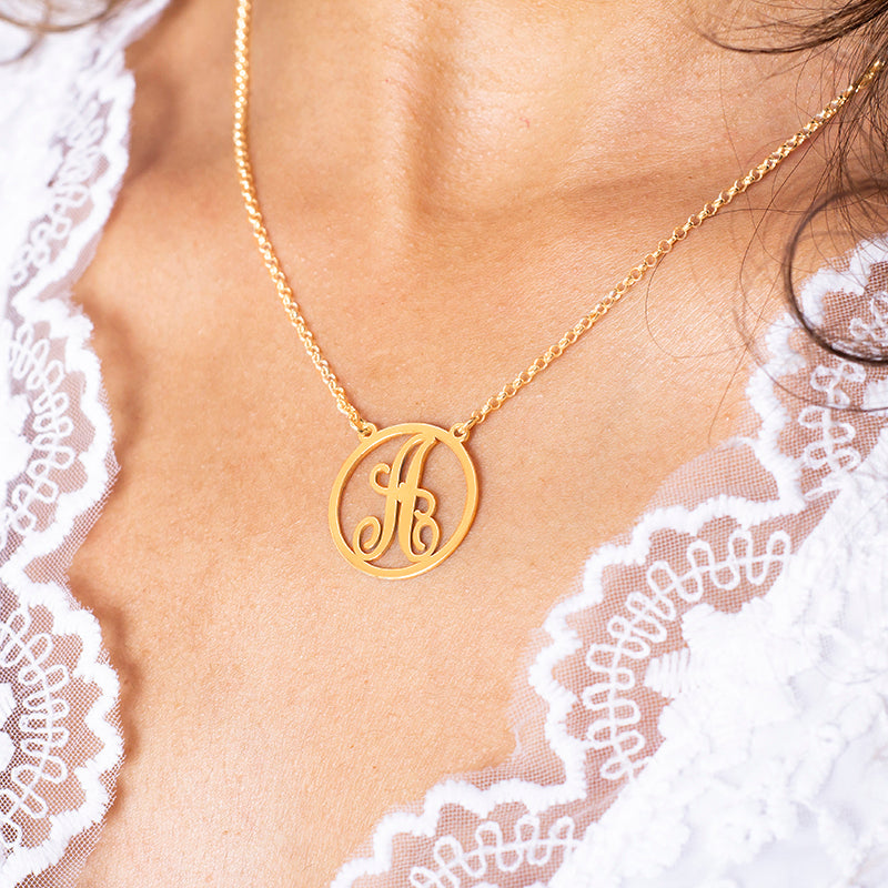 Collar de plata con inicial clásica chapada en oro