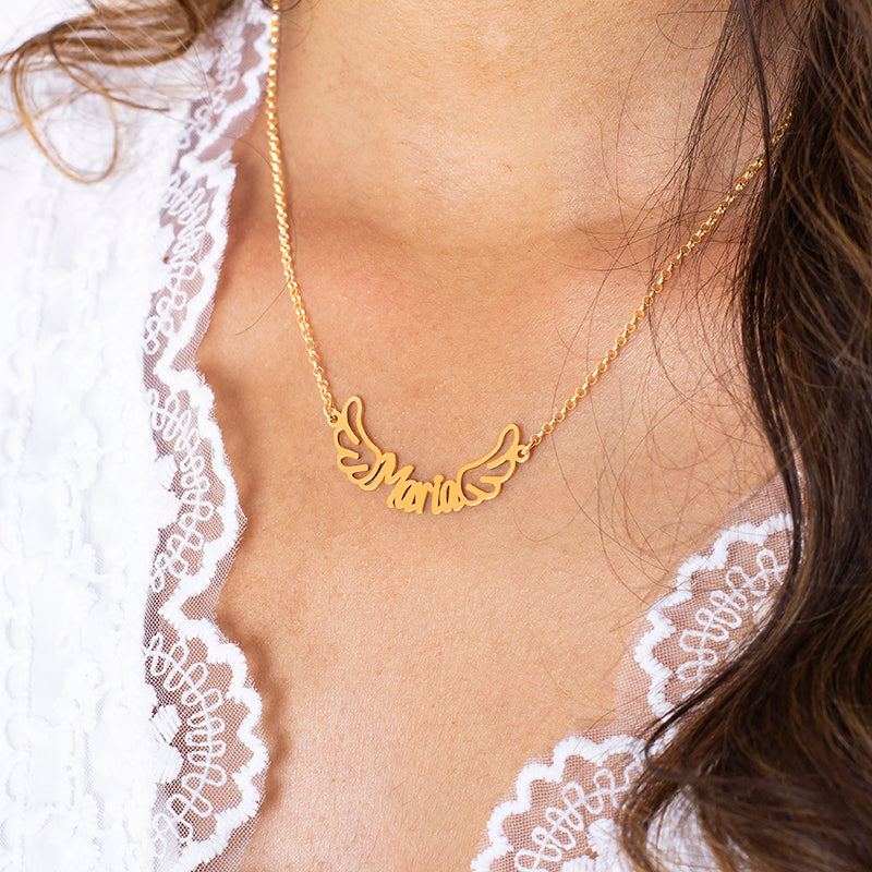 Collar de plata con nombre y alas chapado en oro