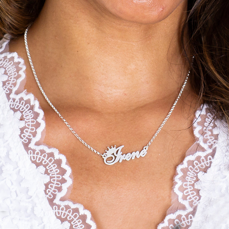 Collar de plata con nombre y corona