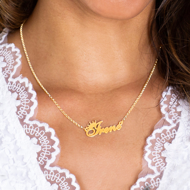 Collar de plata con nombre y corona chapado en oro