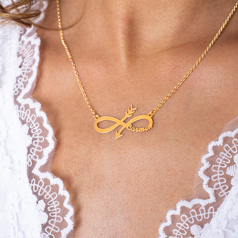 Collar de plata chapado en oro con infinito y flecha