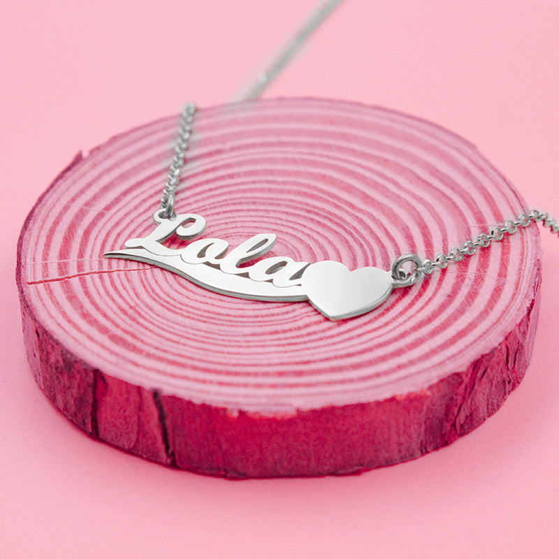 Collar de plata con nombre sobre banda