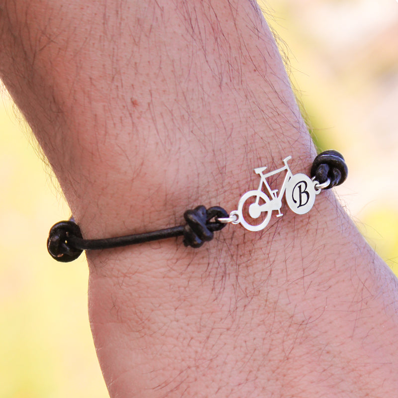Pulsera de plata y cuero con bicicleta e inicial grabada