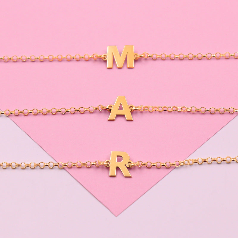 Pulsera de plata con inicial chapada en oro