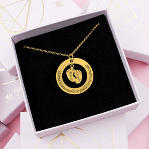 Collar de plata con círculo personalizado con mensaje y con 2 o 4 piecitos con nombres chapado en oro