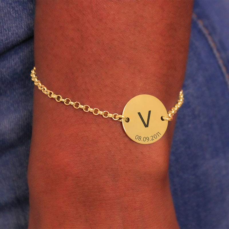 Pulsera de plata con inicial grabada chapada en oro