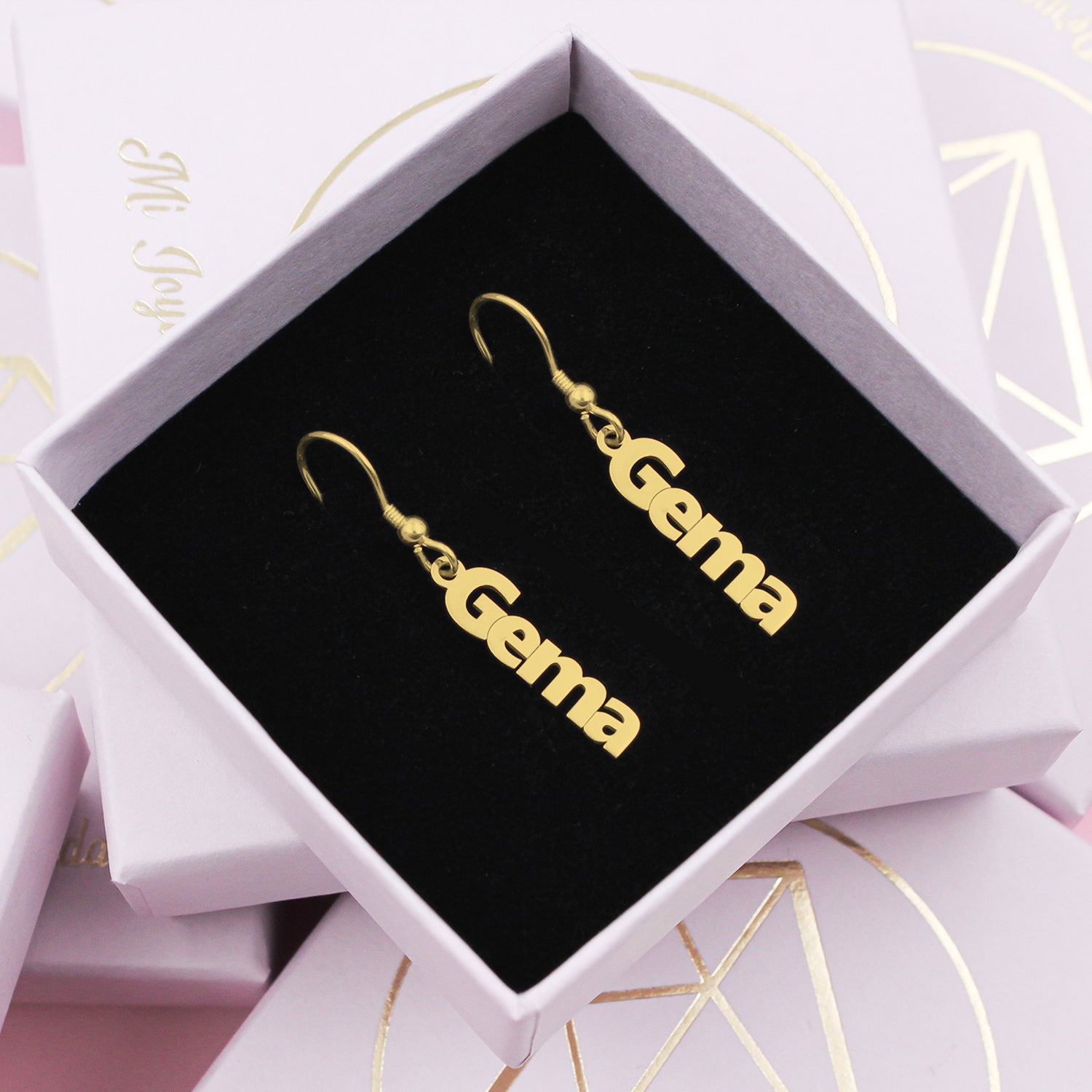 Pendientes de plata con nombre vertical pequeño chapado en oro