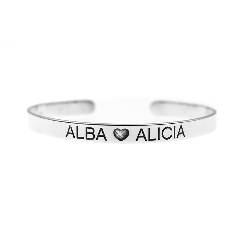 brazalete de plata personalizado con nombres y corazon